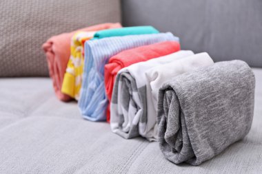 Giysi kanepede yığını