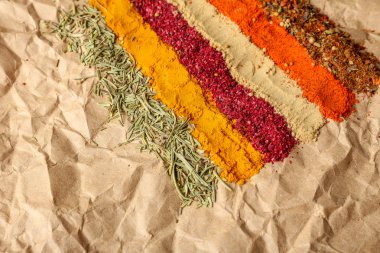 Arka plan üzerinde farklı baharatlar