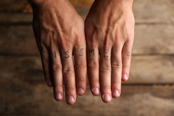 Tattoo inscripties op mannelijke vingers — Stockfoto