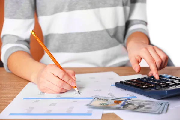 Man aan het werk op financieel verslag — Stockfoto