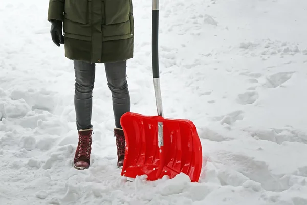 Женщина убирает снег — стоковое фото