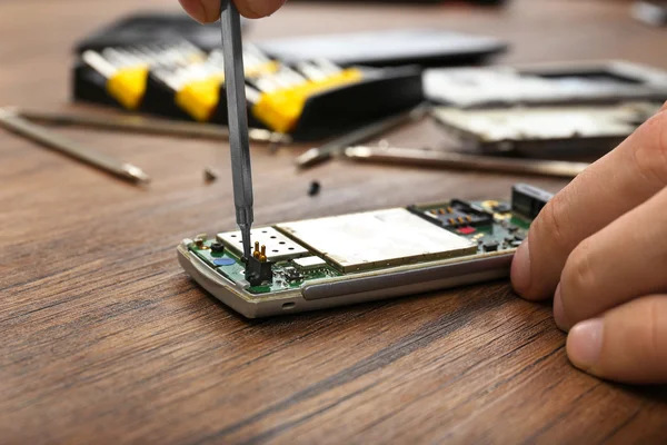 Reparación de teléfonos móviles — Foto de Stock