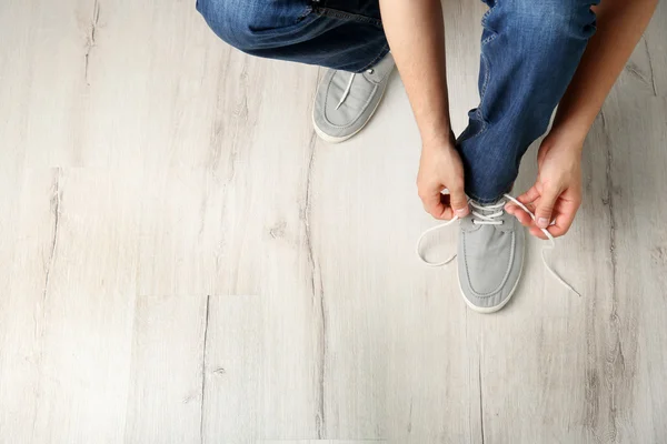 Homem amarrando atacadores sapatos — Fotografia de Stock