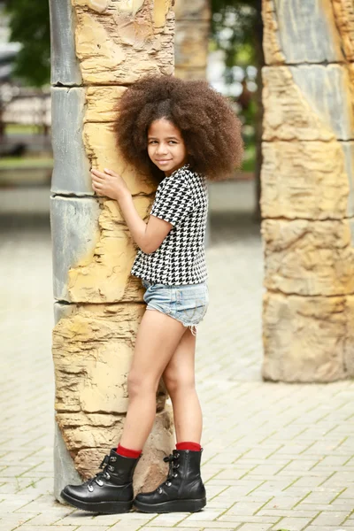 Afro menina americana vestindo roupas elegantes ao ar livre. Conceito de criança moda — Fotografia de Stock