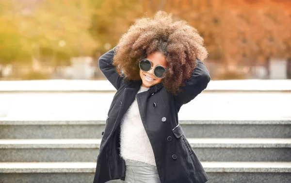 Afro menina americana vestindo roupas elegantes ao ar livre. Conceito de criança moda — Fotografia de Stock