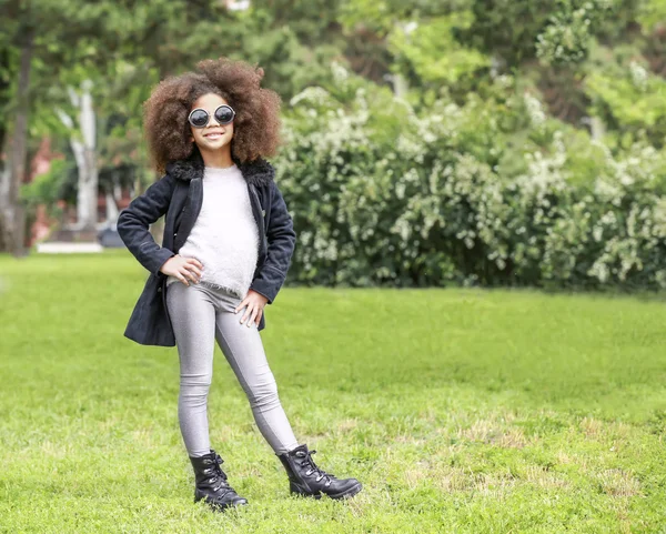 Afro menina americana vestindo roupas elegantes ao ar livre. Conceito de criança moda — Fotografia de Stock