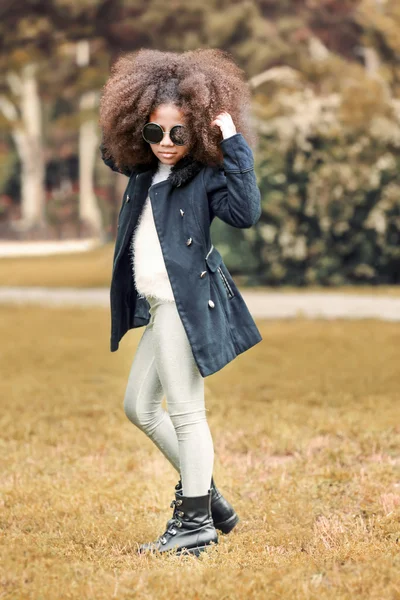 Afro menina americana vestindo roupas elegantes ao ar livre. Conceito de criança moda — Fotografia de Stock