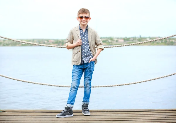 Menino vestindo roupas elegantes ao ar livre — Fotografia de Stock
