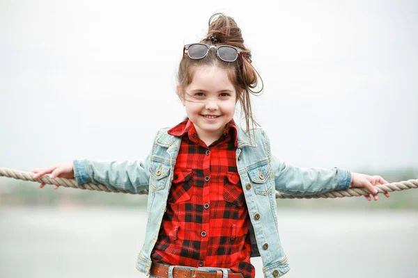 Κοριτσάκι που φορούν μοντέρνα ρούχα σε εξωτερικούς χώρους. Έννοια της μόδας για παιδιά — Φωτογραφία Αρχείου