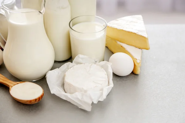 Produkty mleczne na stole — Zdjęcie stockowe