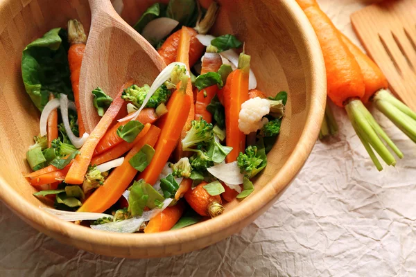 Salat mit Baby-Karotte — Stockfoto