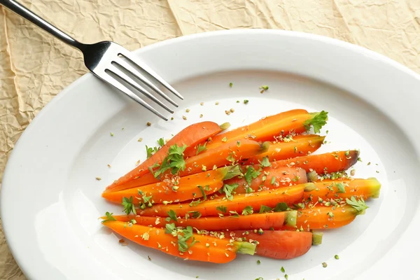 Plaat van gesneden baby wortel met kruiden — Stockfoto