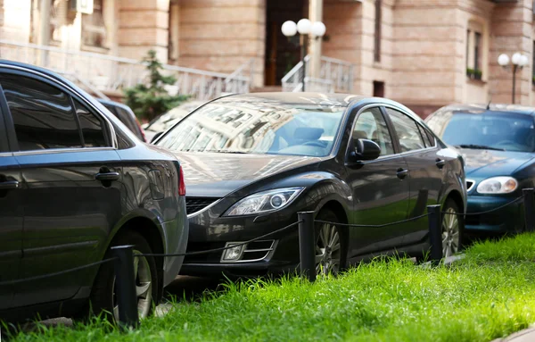 Épület közelében parkoló autók — Stock Fotó