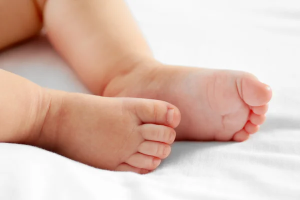 Ноги маленького ребенка — стоковое фото