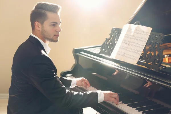 Bonito músico tocando piano — Fotografia de Stock