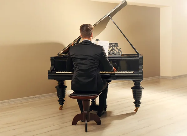 Handsome musician playing piano — Stock Photo, Image