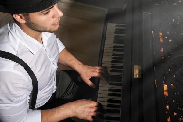 Guapo músico tocando el piano — Foto de Stock