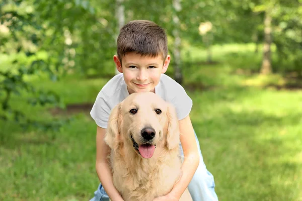 Piccolo ragazzo e simpatico cane nel parco — Foto Stock