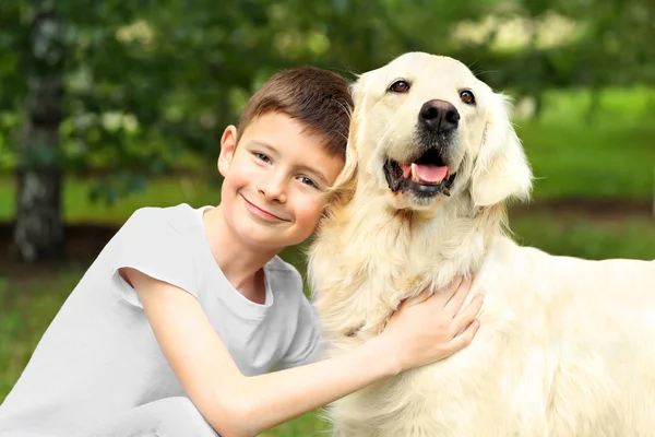 Küçük çocuk ve sevimli köpek park — Stok fotoğraf