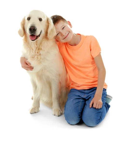 Niño pequeño y lindo perro, aislado en blanco — Foto de Stock