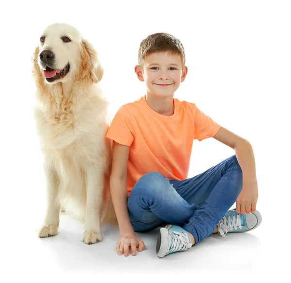 Petit garçon et chien mignon, isolé sur blanc — Photo