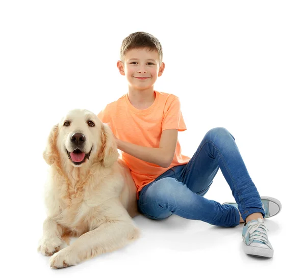 Kleine jongen en schattige hond, geïsoleerd op wit — Stockfoto