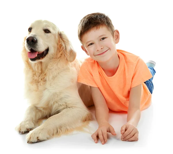 Маленький хлопчик і милий собака, ізольовані на білому — стокове фото