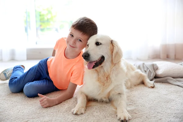 Маленький мальчик и милая собака дома — стоковое фото