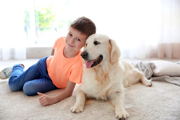 Kleine jongen en schattige hond thuis — Stockfoto