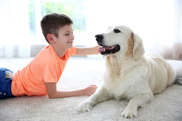 Маленький хлопчик і милий собака вдома — стокове фото