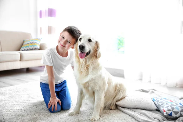 Kleine jongen en schattige hond thuis — Stockfoto