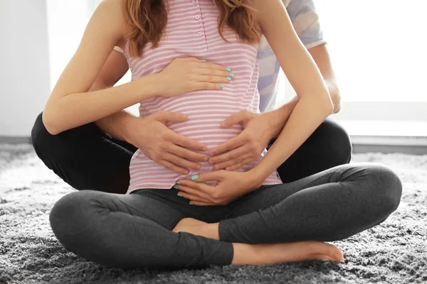 Gelukkig gezin verwacht baby — Stockfoto