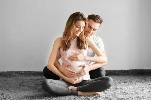 Família feliz esperando bebê — Fotografia de Stock