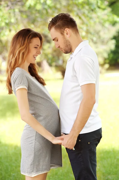 Mujer embarazada y su marido — Foto de Stock