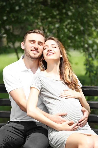 Glad gravid kvinna och hennes man — Stockfoto