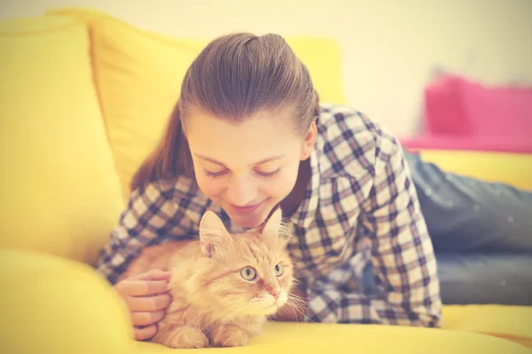 Vacker flicka med söt katt gula soffan — Stockfoto