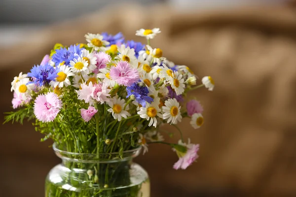 Bouquet de fleurs sauvages en pot — Photo