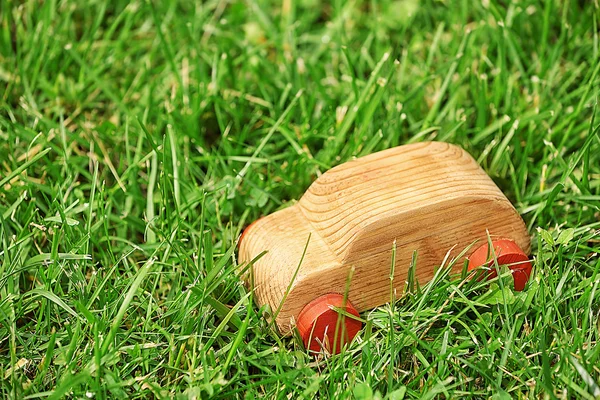 Spielzeugauto aus Holz — Stockfoto