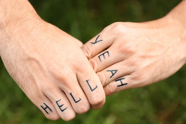Чоловік кулаками з підробленим татуюванням — стокове фото