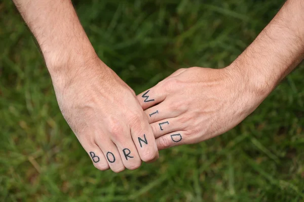 Punhos de homem com tatuagem falsa — Fotografia de Stock