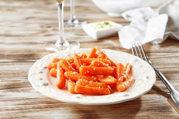 Вареная морковка с кунжутом — стоковое фото
