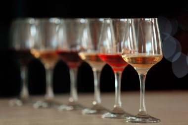 farklı bardak şarap ben