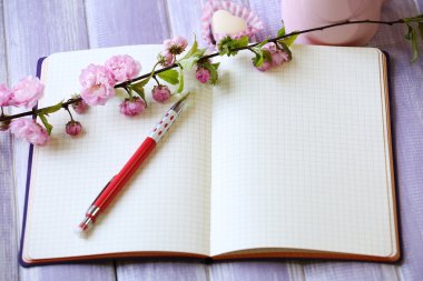 Fincan taze kahve ve defter 