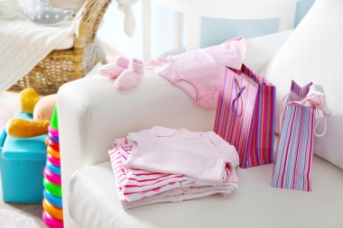 Bebek elbise yığını