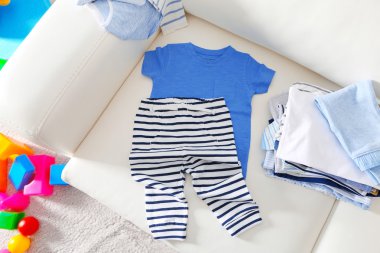 Kanepede bebek giysileri