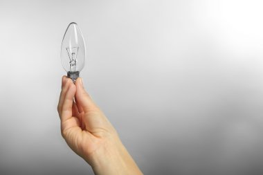 Kadın el holding ampul 