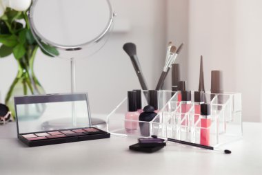 Kozmetik masaya ayarla