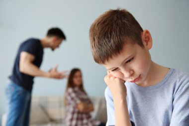 Aile sorunları kavramı. Üzgün çocuk ve kötüye veliler
