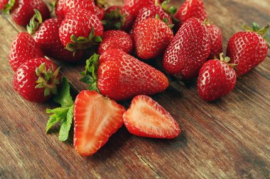 Kesme tahtası üzerinde lezzetli çilek