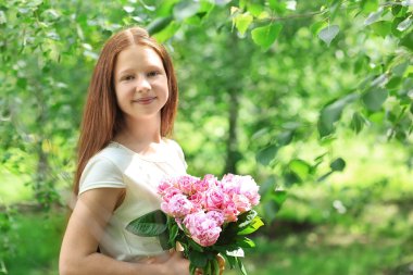 Taze kokulu bahçe içinde güzel kız